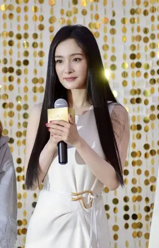 杨幂一袭白裙清纯有范,长发飘飘尽显个性魅力