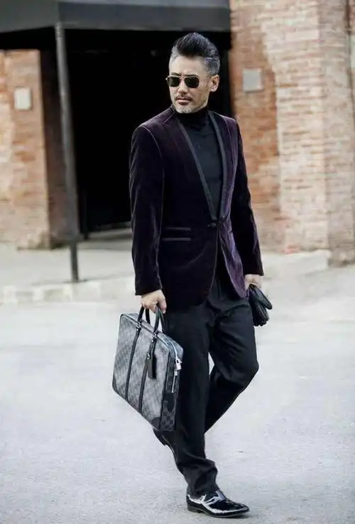 从前,吴秀波可是十分注重形象管理的,发型到位,墨镜必备,全身时尚单品