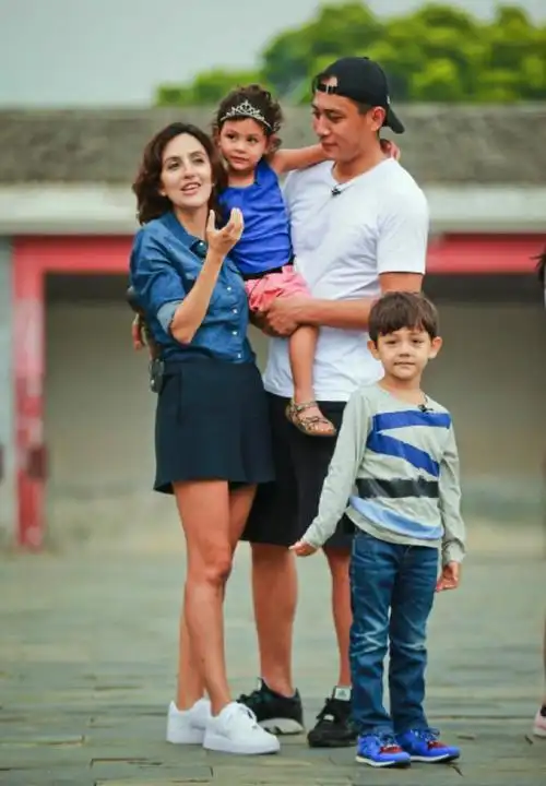 刘烨12岁儿子曝光,混血颜值抢镜,五官精致眼神深邃!