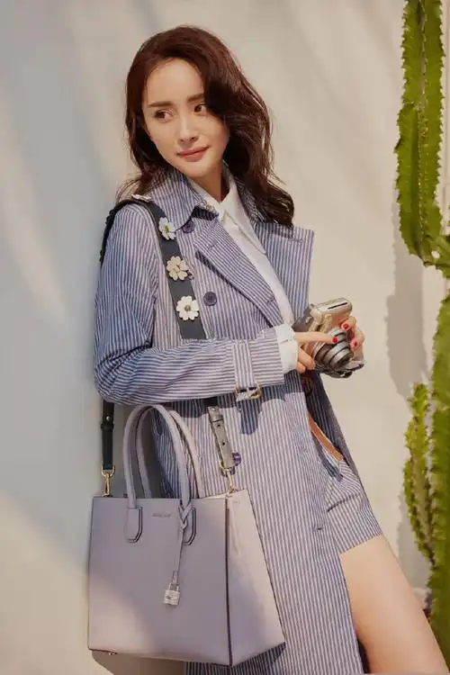 杨幂玩转休闲风大自然街拍,三款条纹单品搭配造型你更中意哪一款?