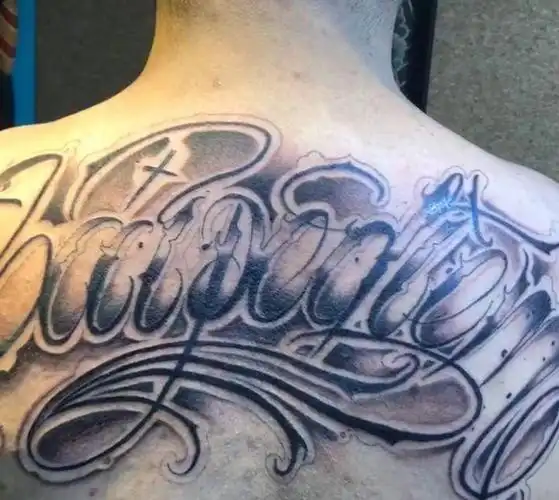 英文纹身图片_背部卡琪诺字体纹身图案