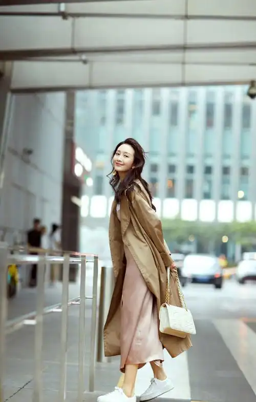 女演员王鸥优雅温柔浪漫秋季街拍