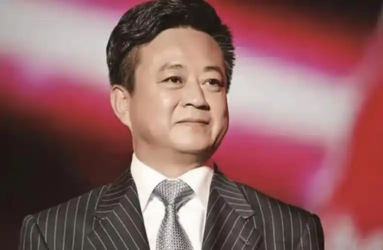 55岁朱军近照曝光,与朋友低调聚餐,白衬衣配小坎肩不热吗?