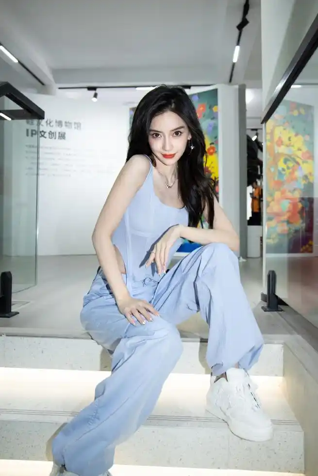 杨颖辣妹穿搭引发热议!蓝色吊带背心展现时尚魅力!