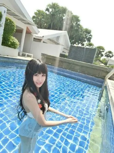 正在泳池里游泳的长发大眼睛美女酥胸撩人极