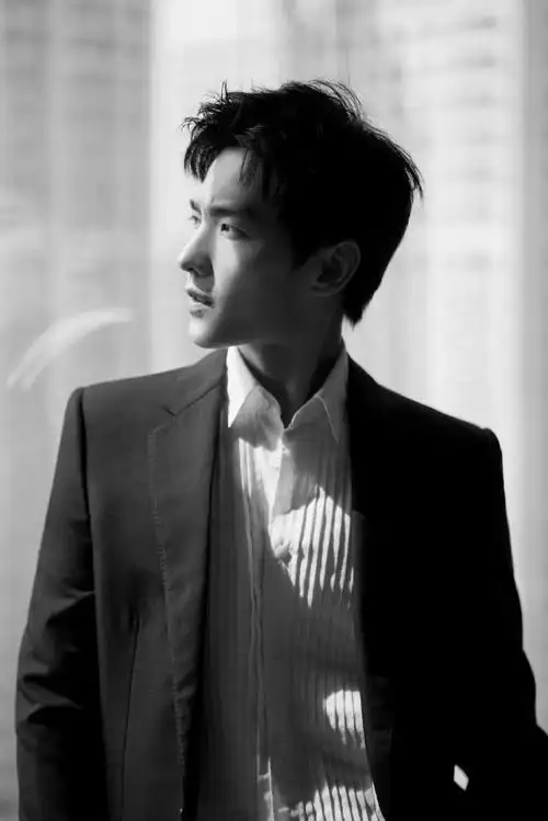 杨洋你是我的荣耀##杨洋于途#杨洋西装黑白光影大