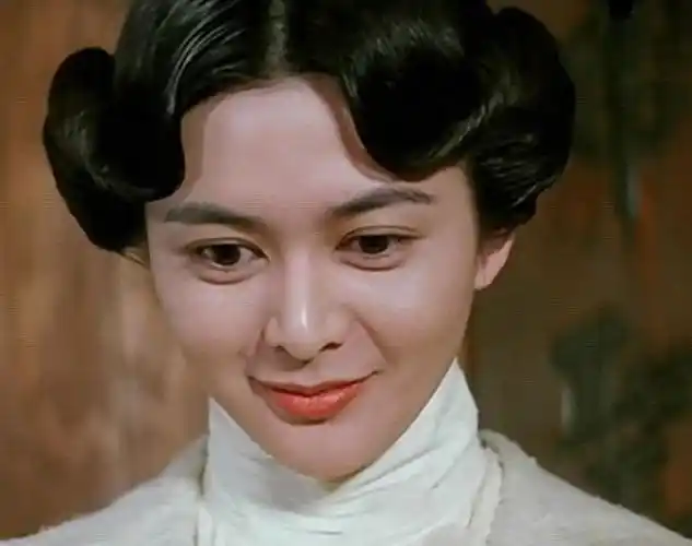 羊心中第二是关之琳,个人觉得,她饱满红润的嘴唇和又圆又扬的眼睛是最