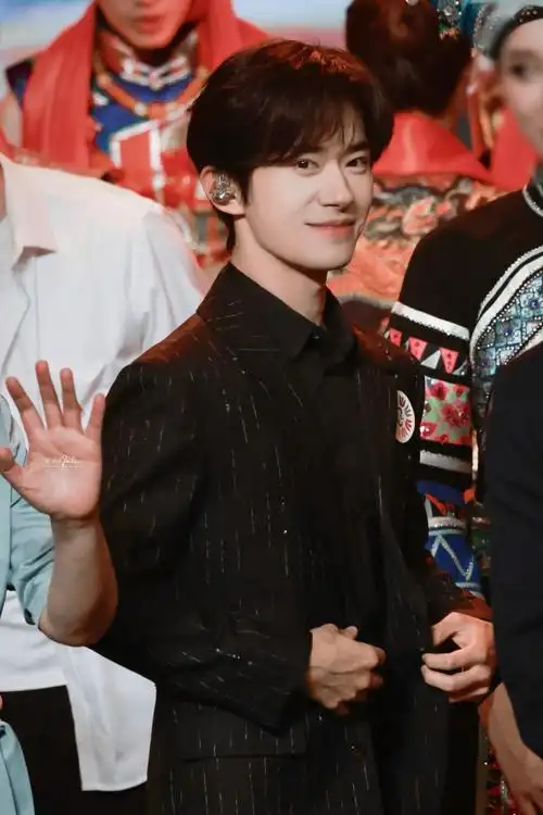 易烊千玺献唱不辞星海