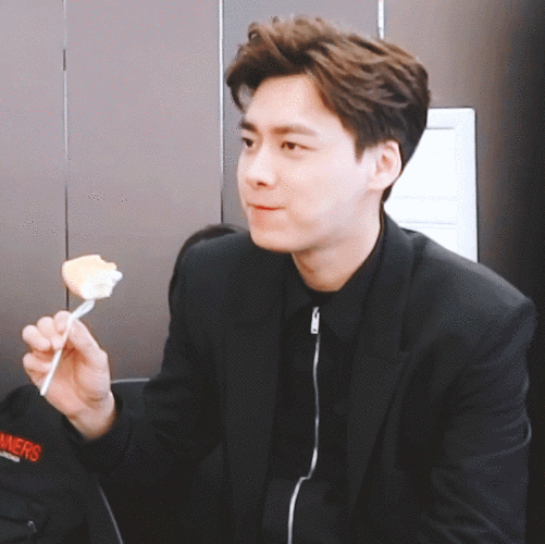 李易峰凭借聪明的脑瓜和严谨的推理42秒猜出容量最大的水杯