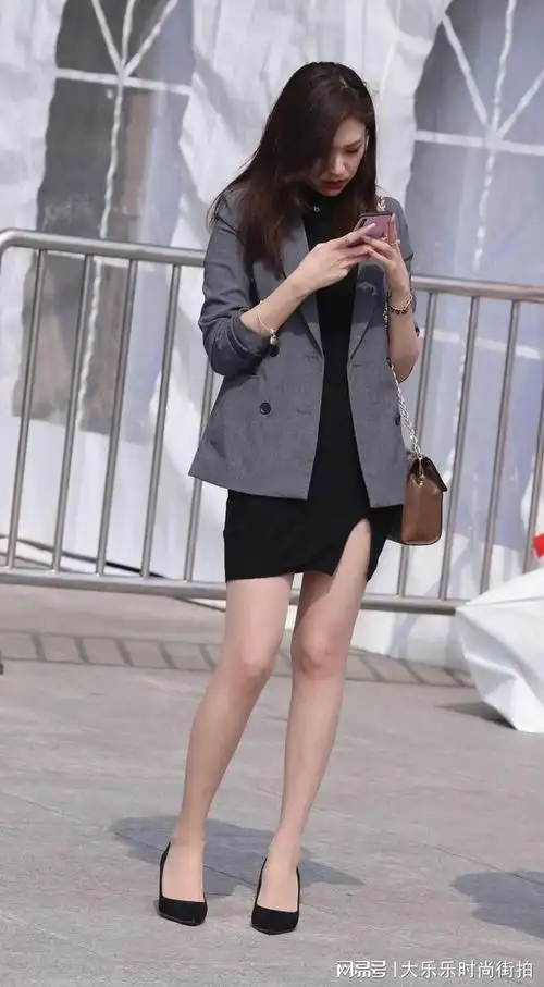 街拍|美腿 西服 黑色开叉短裙,不是一般的撩人|西装|高跟鞋|青春活力_