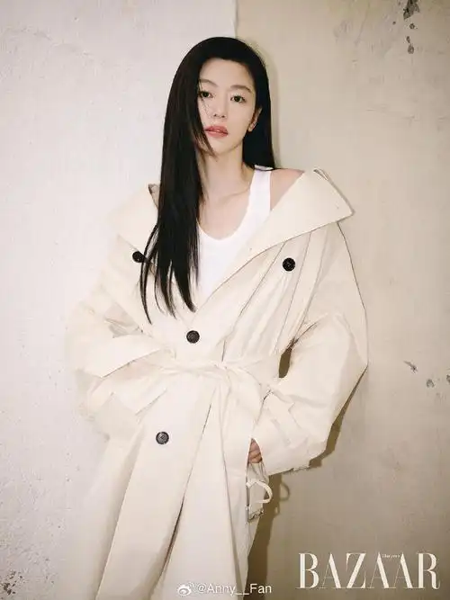 全智贤#韩国版时尚芭莎4月刊封面及内页简简单单,站在那里随便拍啪屯