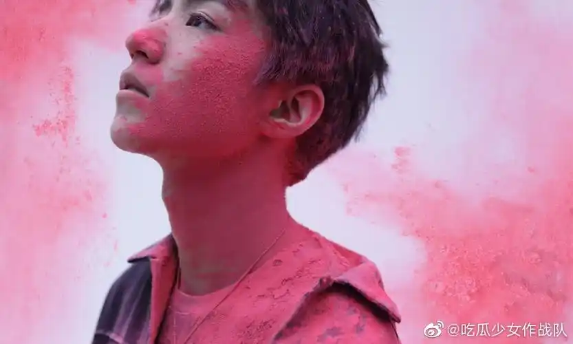 王俊凯粉末大片释出,哪个镜头最让你惊艳?