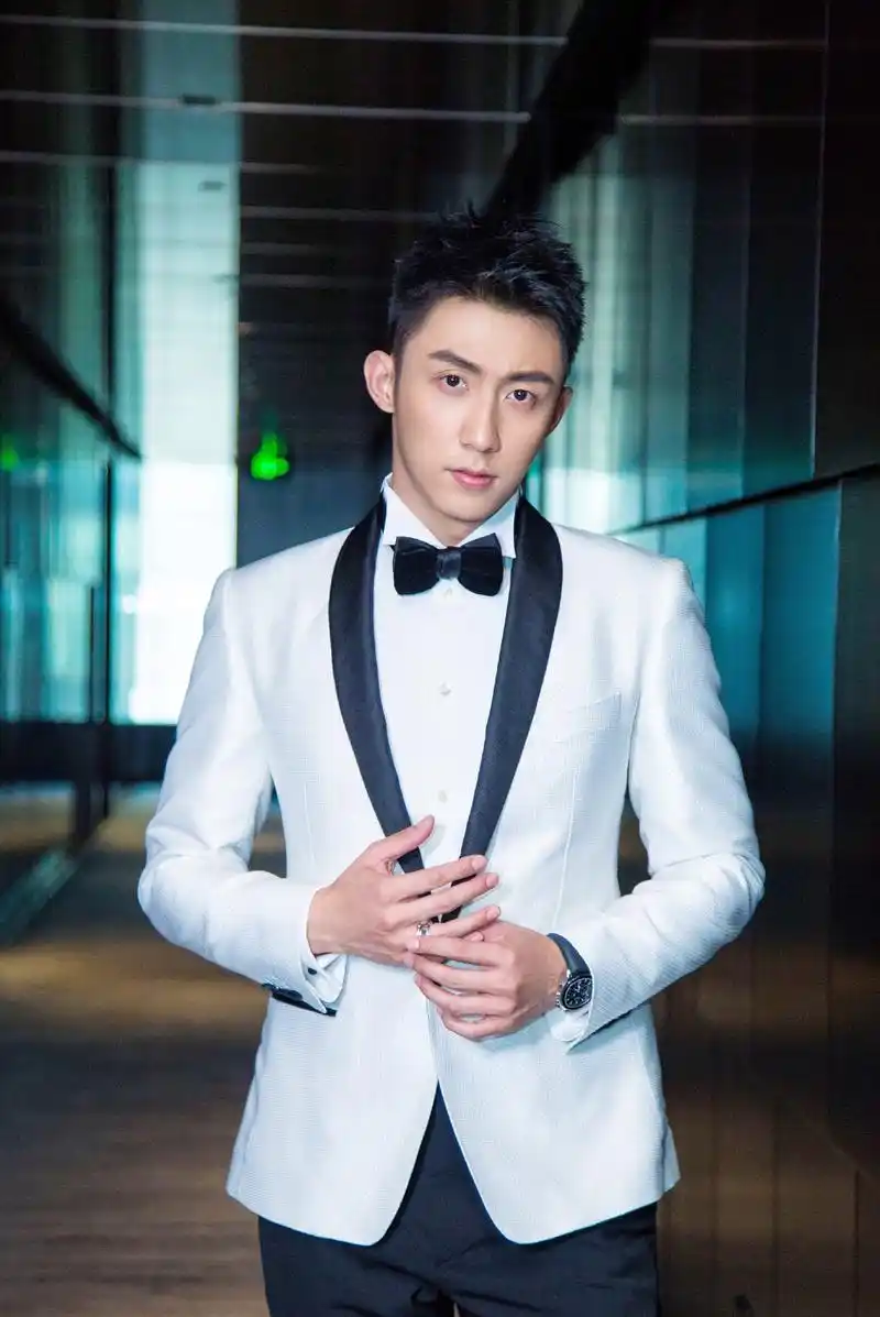 男生正装怎么穿更好看 黄景瑜最新写真黑白正装尽显优雅贵族气