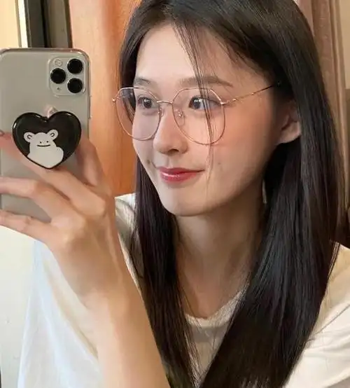 确实,眼镜可能会成为女生颜值的负担,尤其是长相一般的人.