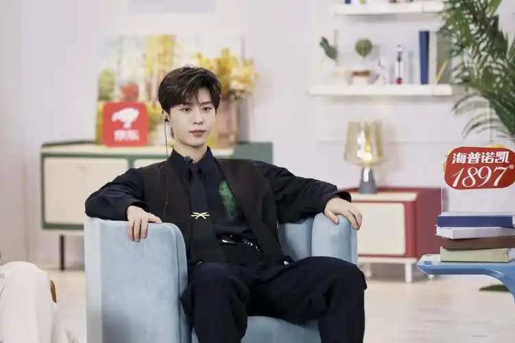 范丞丞|壁纸 cr:范丞丞留声机