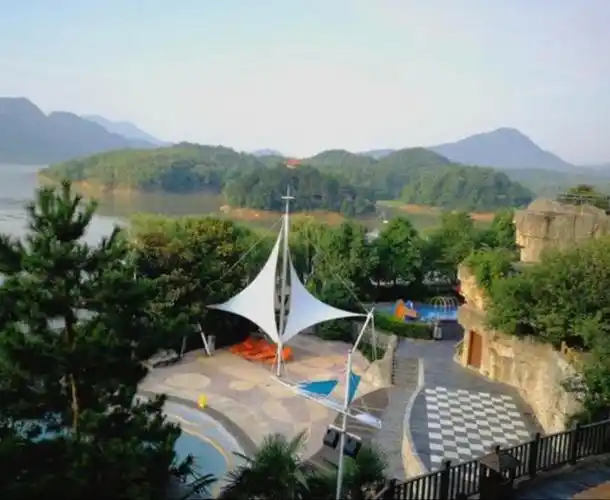 茗阳汤泉位于商城县西南20公里的雷山脚下,是一处风光秀丽的温-商城