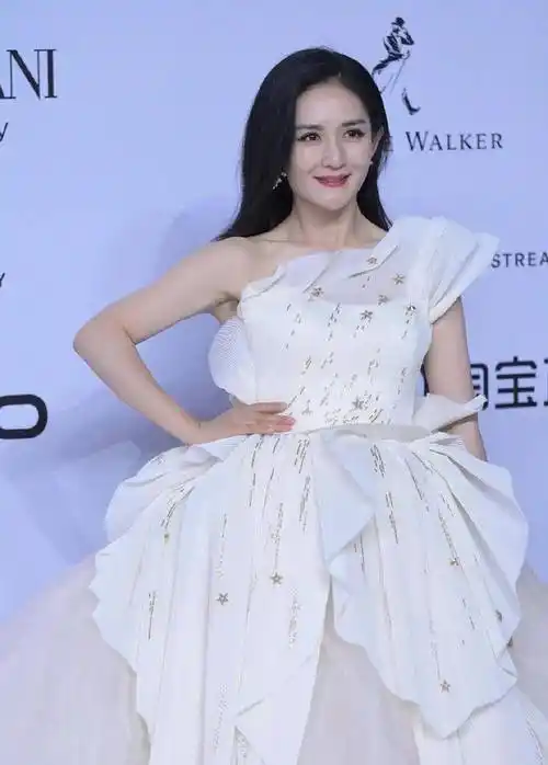 gq盛典黑榜:谢娜笑容诡异被质疑医美失败,董洁被嘲像黑山老妖_形象