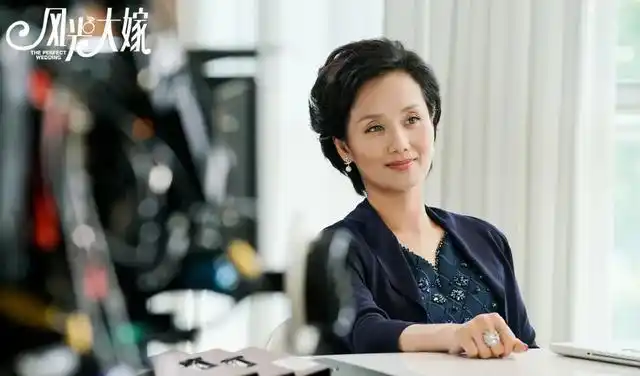 但是李颖的角色从来都没有叉着腰,提着水桶和楼底下的大妈们一起抢