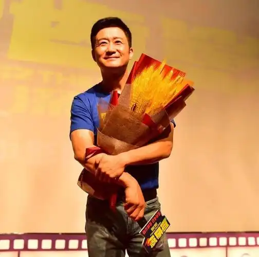 吴京上身穿蓝色t恤,下身搭配蓝色牛仔裤,凸显出很好的身材比例,他身材