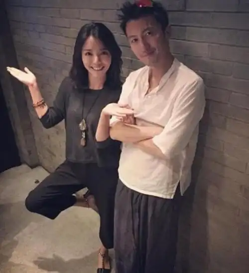 谢霆锋发游玩照调侃自己晒太黑疑似王菲负责拍照