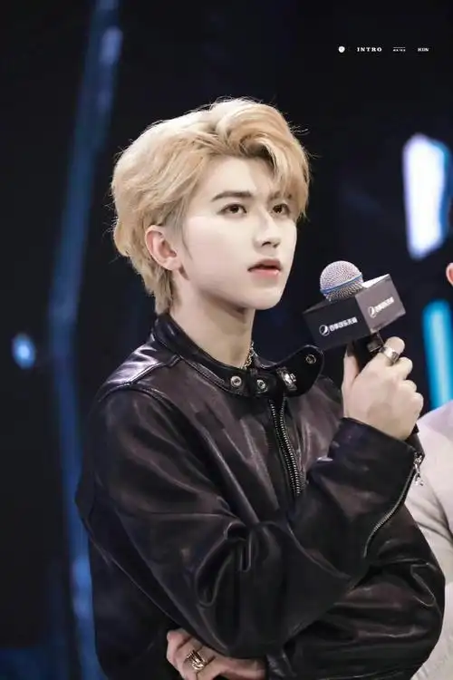 蔡徐坤和粉丝合照##蔡徐坤今日活动饭拍路透