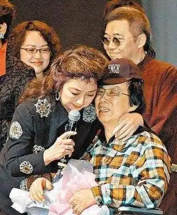 他是一代歌王,49岁因车祸瘫痪被妻子分手,今67岁靠