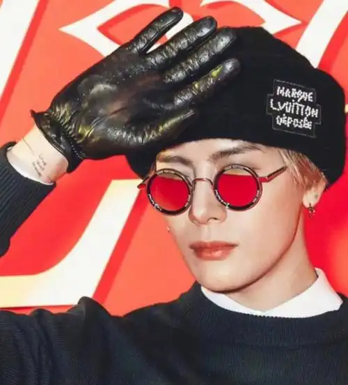 都知道王嘉尔这几年爱上纹身,全身上下有超过10个纹身,而且每一个都很