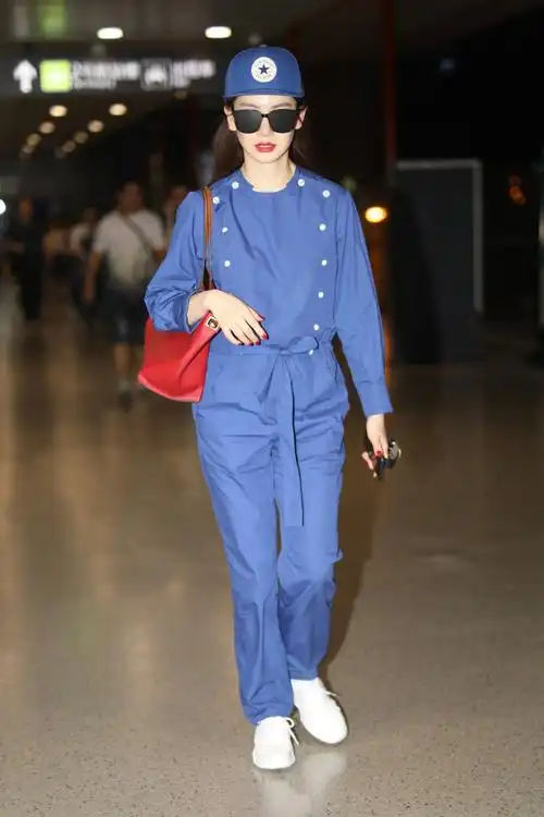 戚薇帅气套装机场街拍照图片[5/9]_明星_美桌网