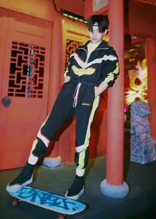 小鬼王嘉尔的休闲运动裤不运动也能cool