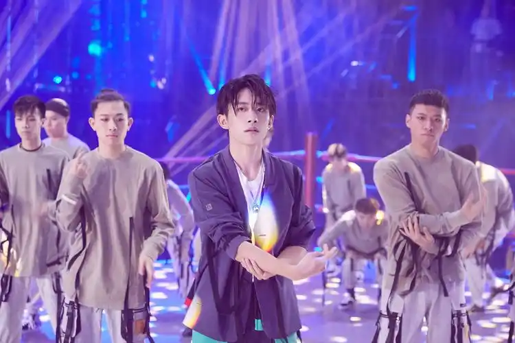 街舞中的rolling机器人_《这就是街舞》第二季队长大秀 易烊千玺机器