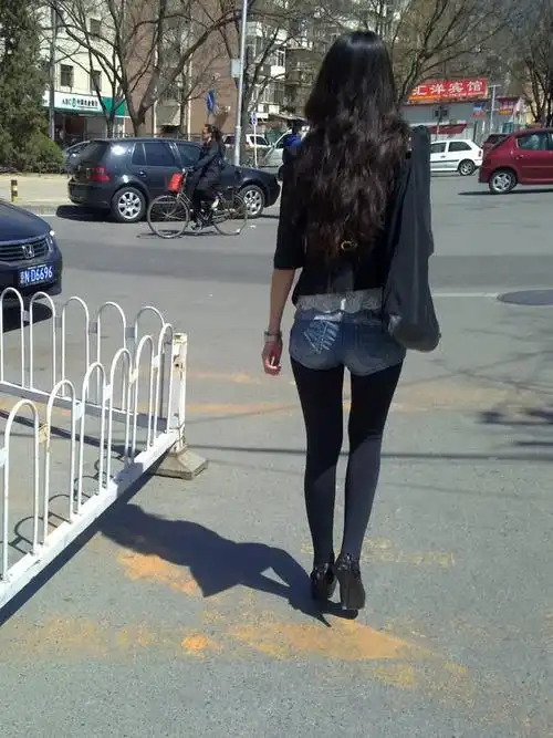 街拍长腿丝袜美女背影写真
