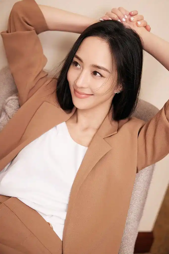 张钧甯发布西装造型写真 短发飘逸慵懒随性