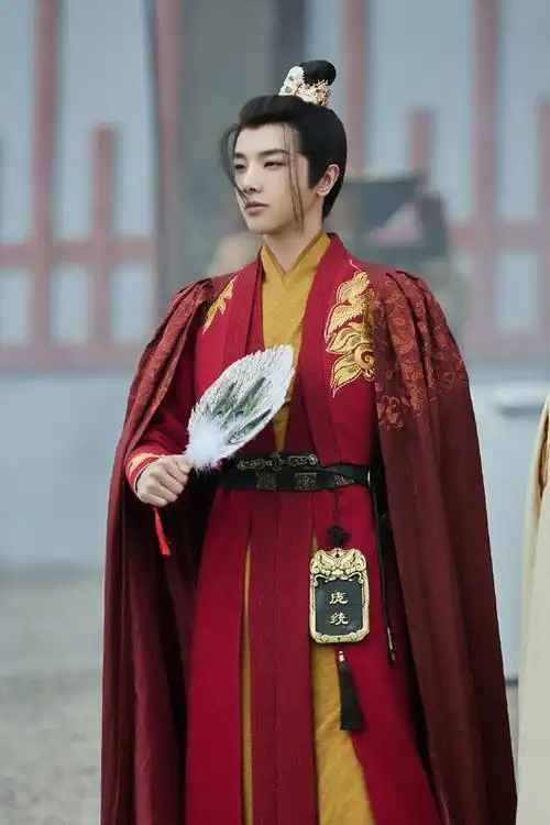 组图华晨宇萌探2cos庞统红衣古装加羽扇帅气俊朗