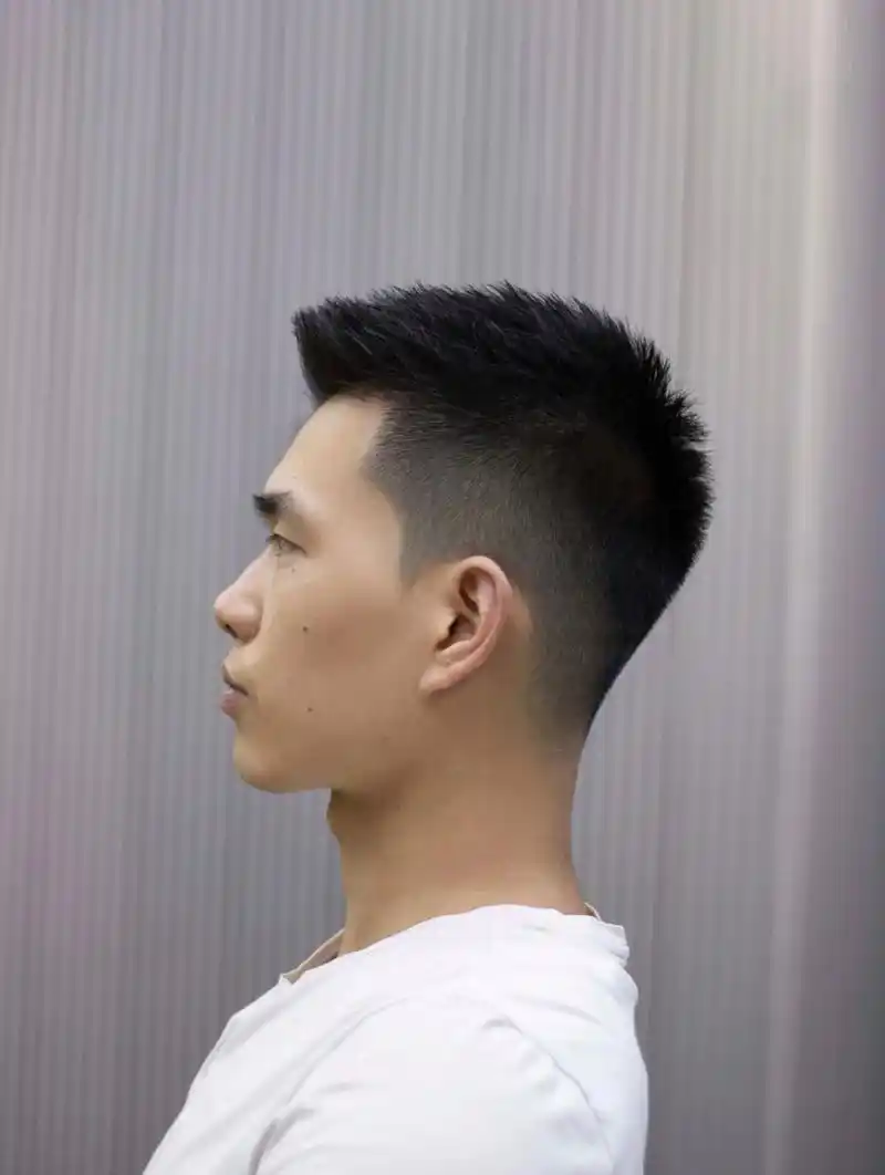 绅士们|男生发型 短款飞机头 🌿发型特点:这款是夏天必备的一款发型