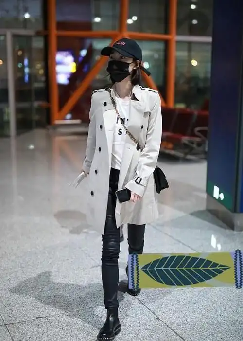 王丽坤风衣秀米白色风衣配皮裤简单朴素打扮就够美了