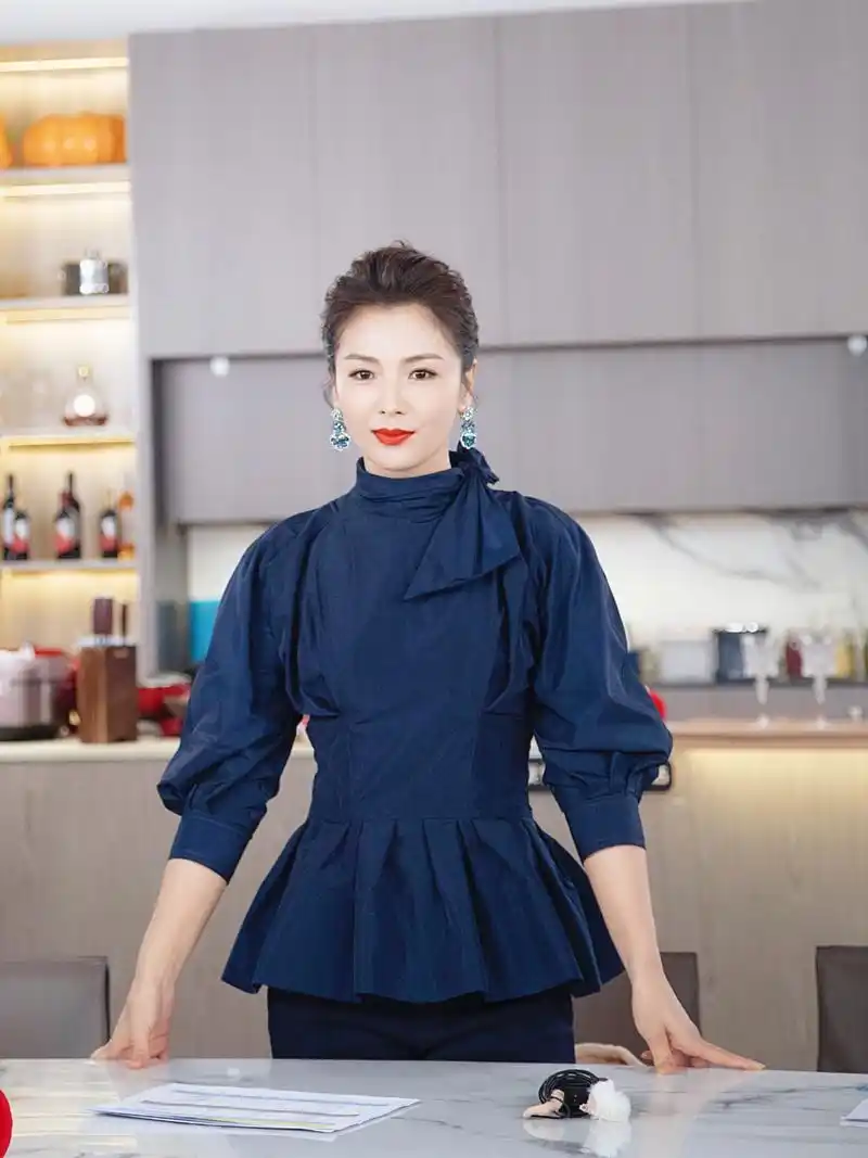 42岁的刘涛气质尤为出众穿一身藏蓝色衣服套装精气神十足