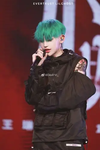 王琳凯的七彩发色