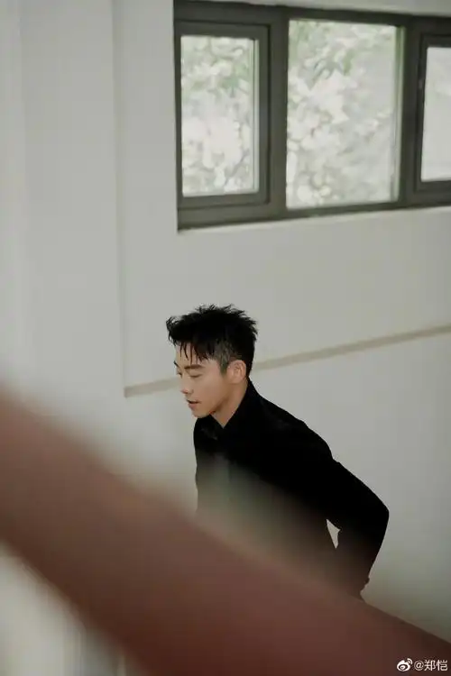 郑恺说好久不见华表奖#郑恺说好久不见,华表奖～黑色西装造型好有