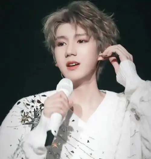 王源正面阳光帅气背面神秘迷人双面魅力尽显青春风采