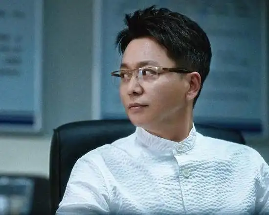 那些影视剧中戴眼镜的"斯文败类"反派,哪一个最有魅力?