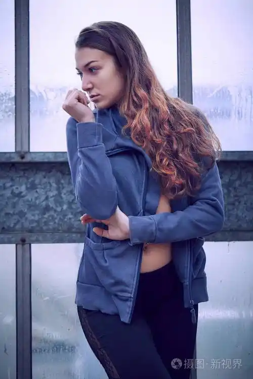 漂亮的女模特在苗圃里摆姿势