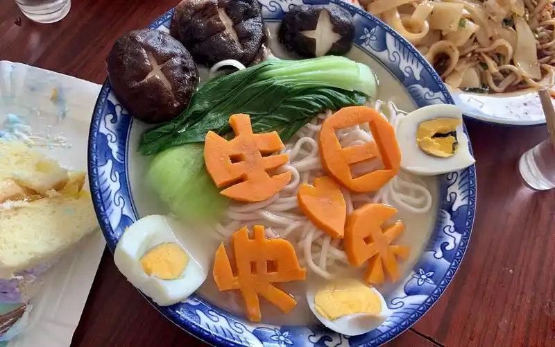 给我今天过生日的奶奶做一碗 生日快乐长寿面!