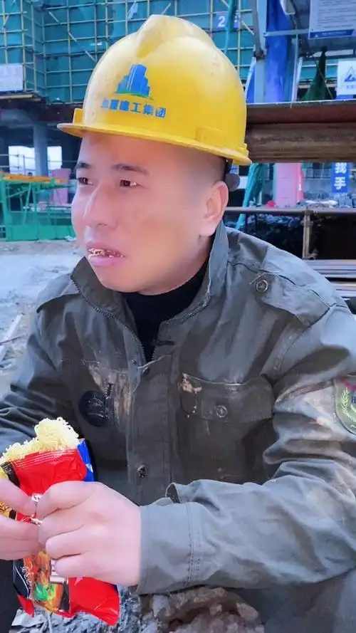 男人的苦.累.都是自己扛,面对生活的艰辛,擦干泪,转身换上自信的笑容