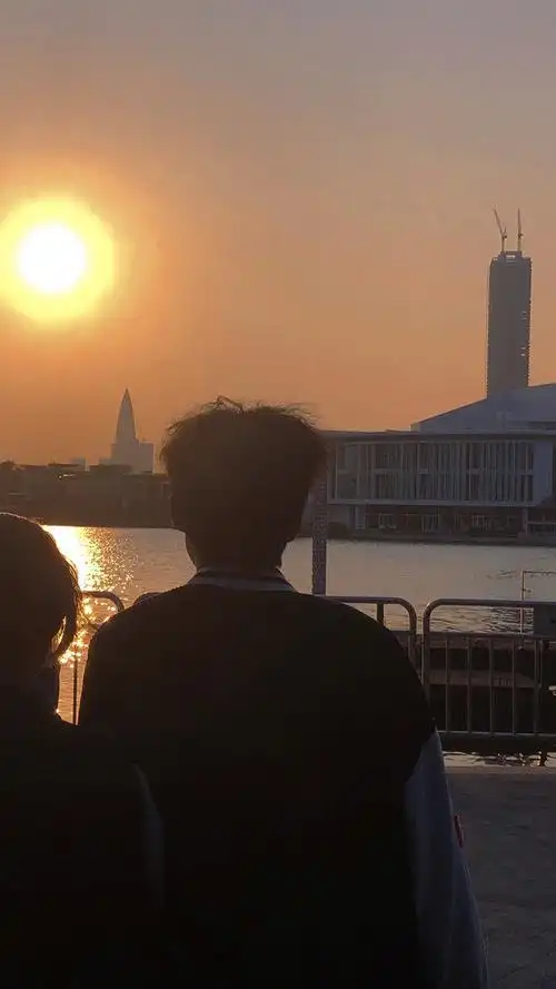 第一次玩发个与男朋友背影合照叭还有很多很多合照呢啊哈哈