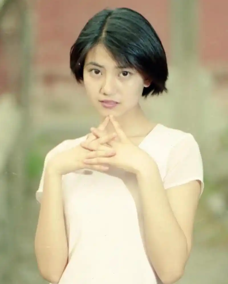 早期的高圆圆颜值真得很一般啊,这个颜值不管是放在什么年代,多只能算