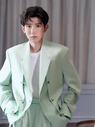王源活动造型大片 身穿马卡龙绿西服套装,清新简约,温柔优雅