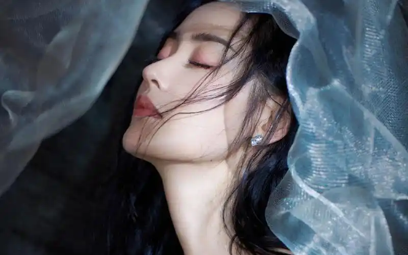 张天爱吊带白裙性感写真桌面壁纸