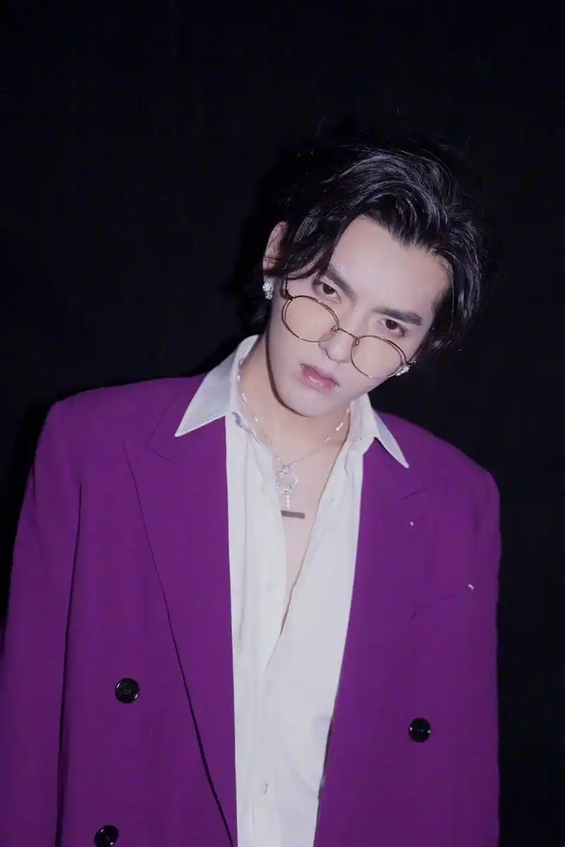 谁说紫色衣服难驾驭,看看蔡徐坤,王一博,吴亦凡和张艺兴的穿搭