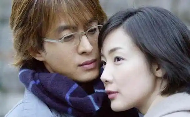 2013年裴勇俊破天荒的和素人承认了恋情,女方虽然年龄比她小了整整