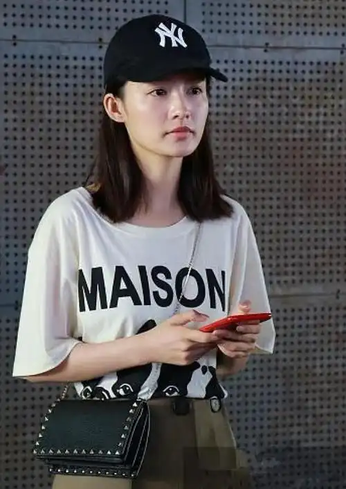 李沁晒出素颜照没化妆状态很能打不愧是娱乐圈一股清流